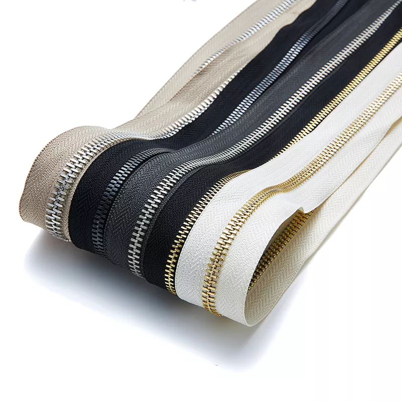 একটি ধাতব জিপার কি এবং কেন এটি এখনও প্রিমিয়াম পোশাকের পছন্দের পছন্দ?